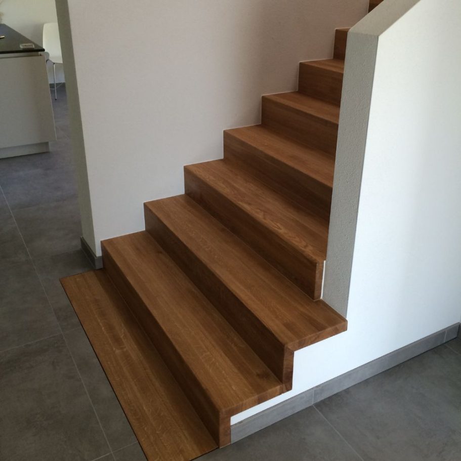 Holzverkleidete Treppenstufen Treppenstufen mit Holzverkleidung