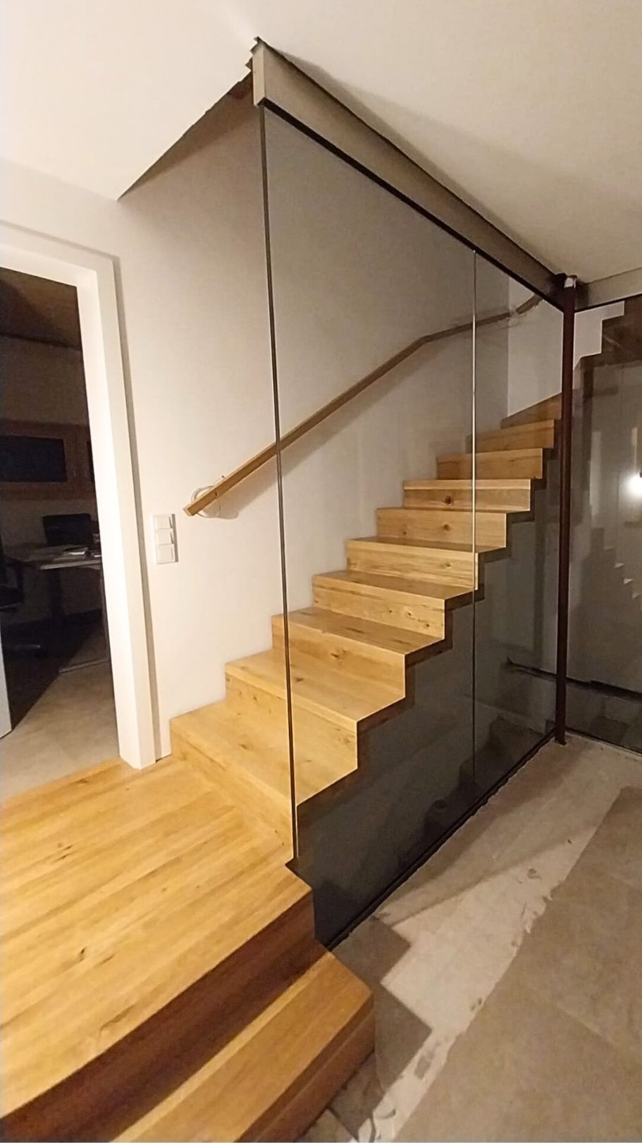 Holztreppe mit Glasgeländer Treppe aus Holz mit Glasgeländer -Schreinerei Kögel