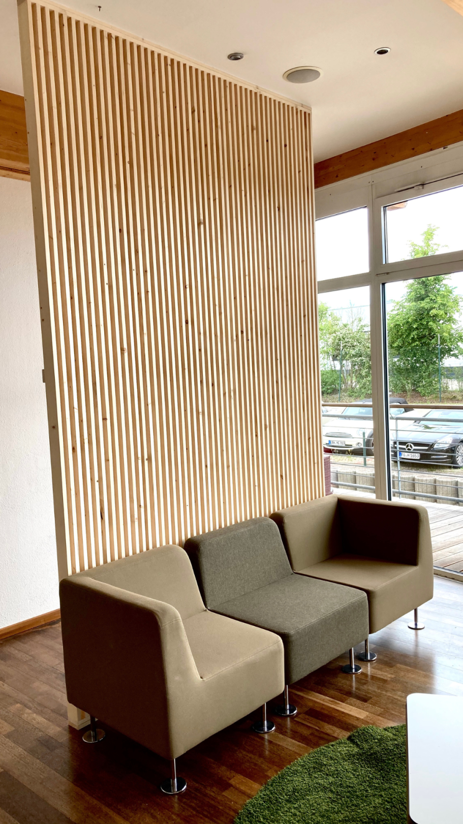 Raumteiler Wartebereich – Schreinerei Kögel Raumteiler aus Holz im Wartebereich gefertigt von der Schreinerei Kögel