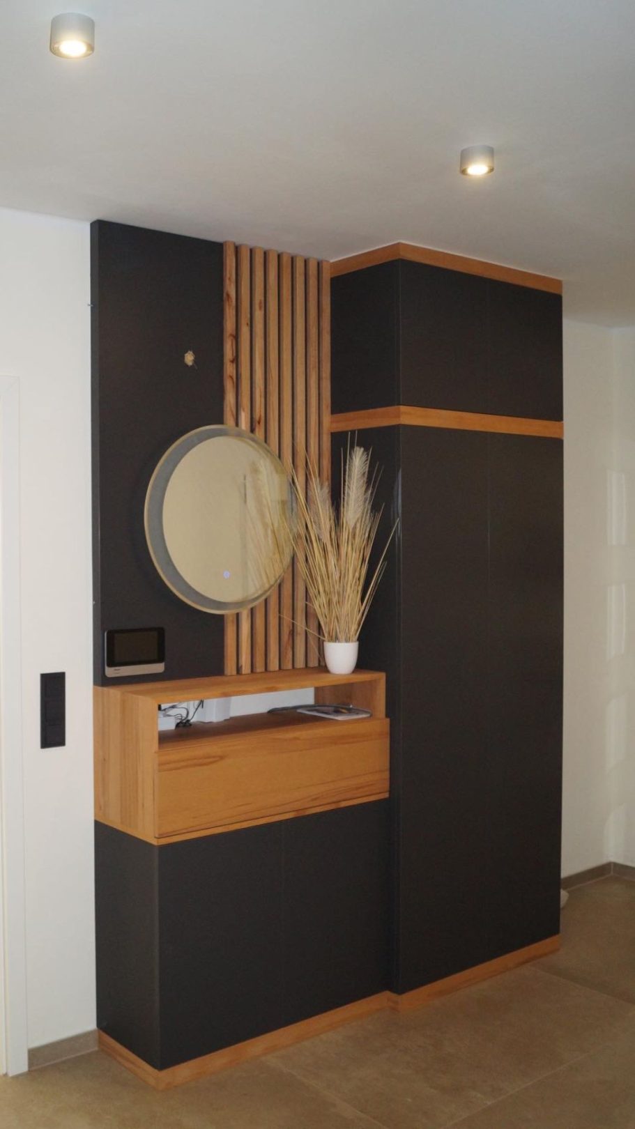 Moderne Garderobe in Dunkelgrau und Holz Garderobe in Dunkelgrau mit Holzelementen von der Schreinerei Kögel