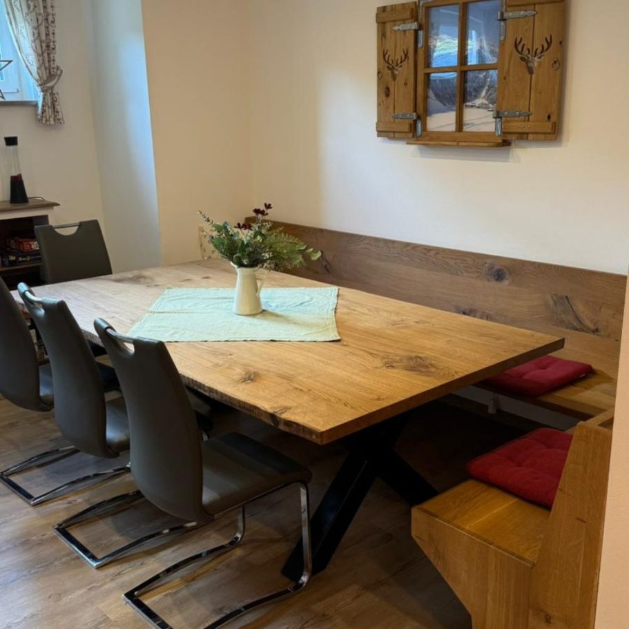 Holztisch und Eckbank modern und rustikaler Holztisch und Eckbank - modern und rustikal kombiniert