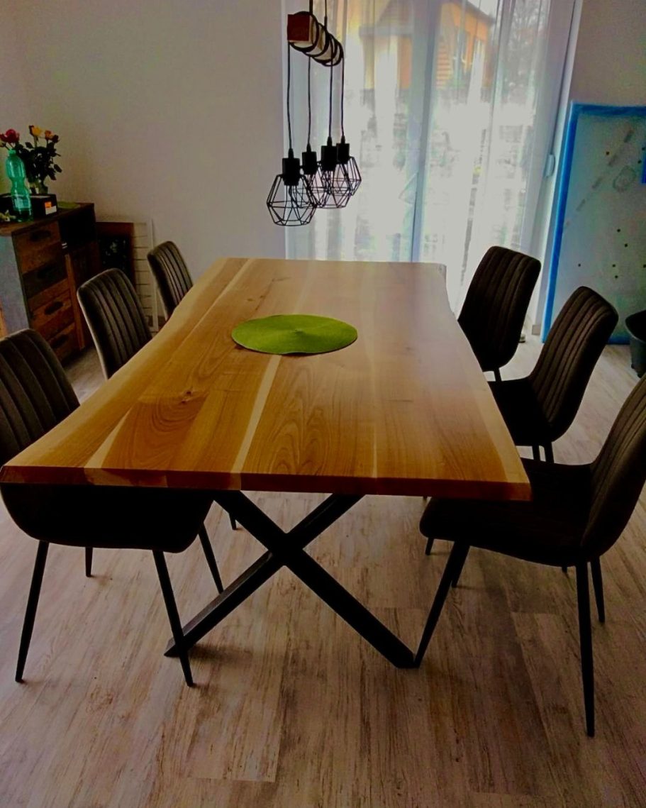 Holztisch aus Kirschbaum – Modernes Design Moderner Holztisch aus Kirschbaumholz der Schreinerei Kögel