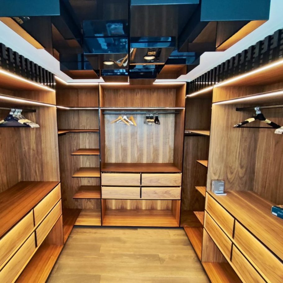 Ankleidezimmer – Individuelle Fertigung Maßgefertigtes, edles Ankleidezimmer aus Holz