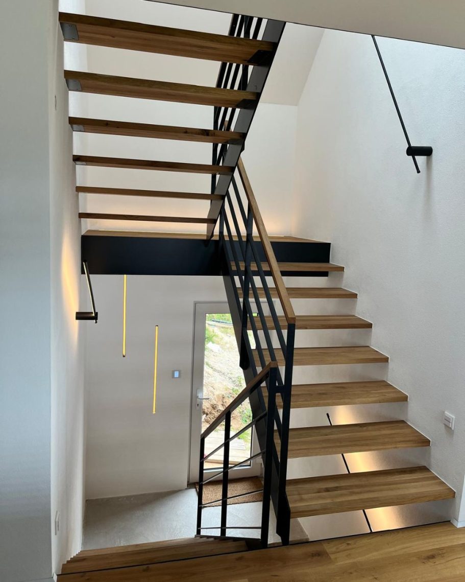 Holztreppe mit Edelstahlgeländer Moderne Holztreppe mit Edelstahlgeländer
