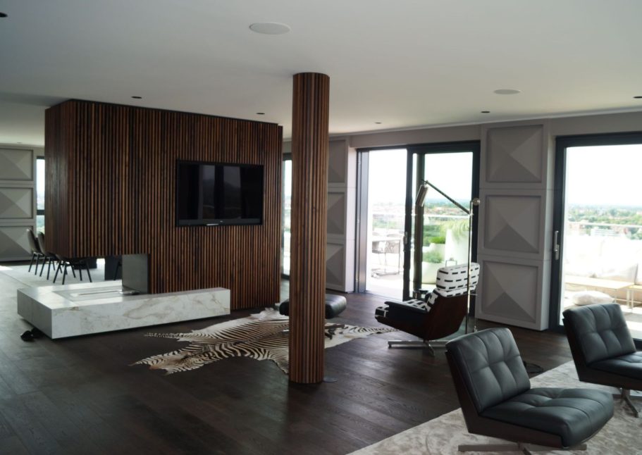 Kamin- und Säulenverkleidung aus Holz – Penthouse“ Holzverkleidung für Kamin und Säulen in einem Penthouse von der Schreinerei Kögel