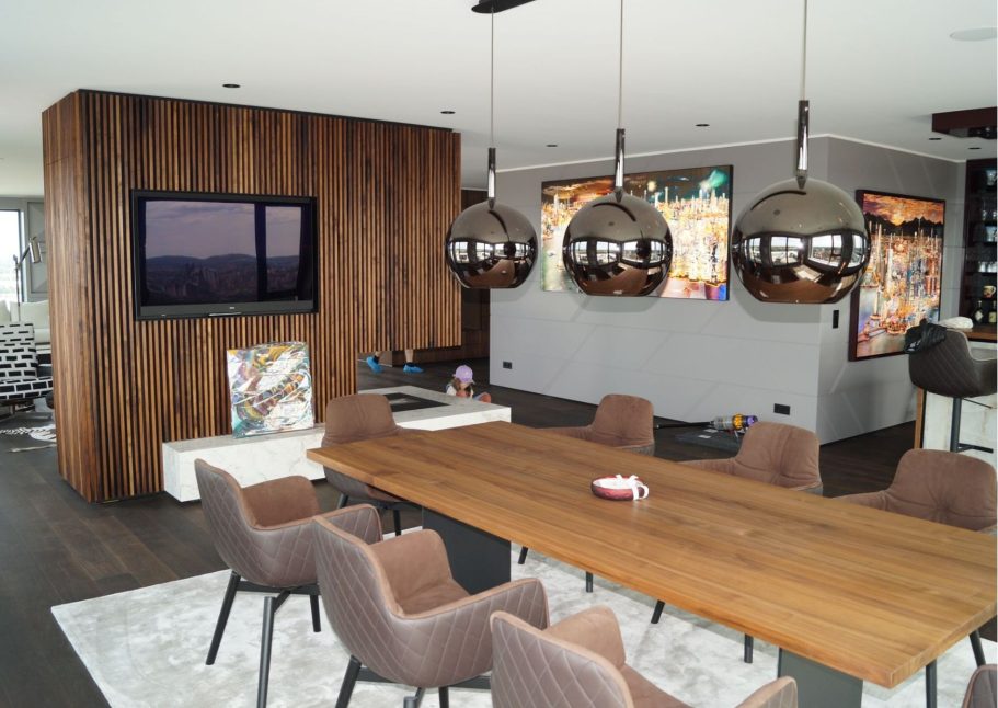 Penthouse – Wandverkleidung und Esstisch aus Holz Wandverkleidung und Esstisch aus Holz in modernem Penthouse