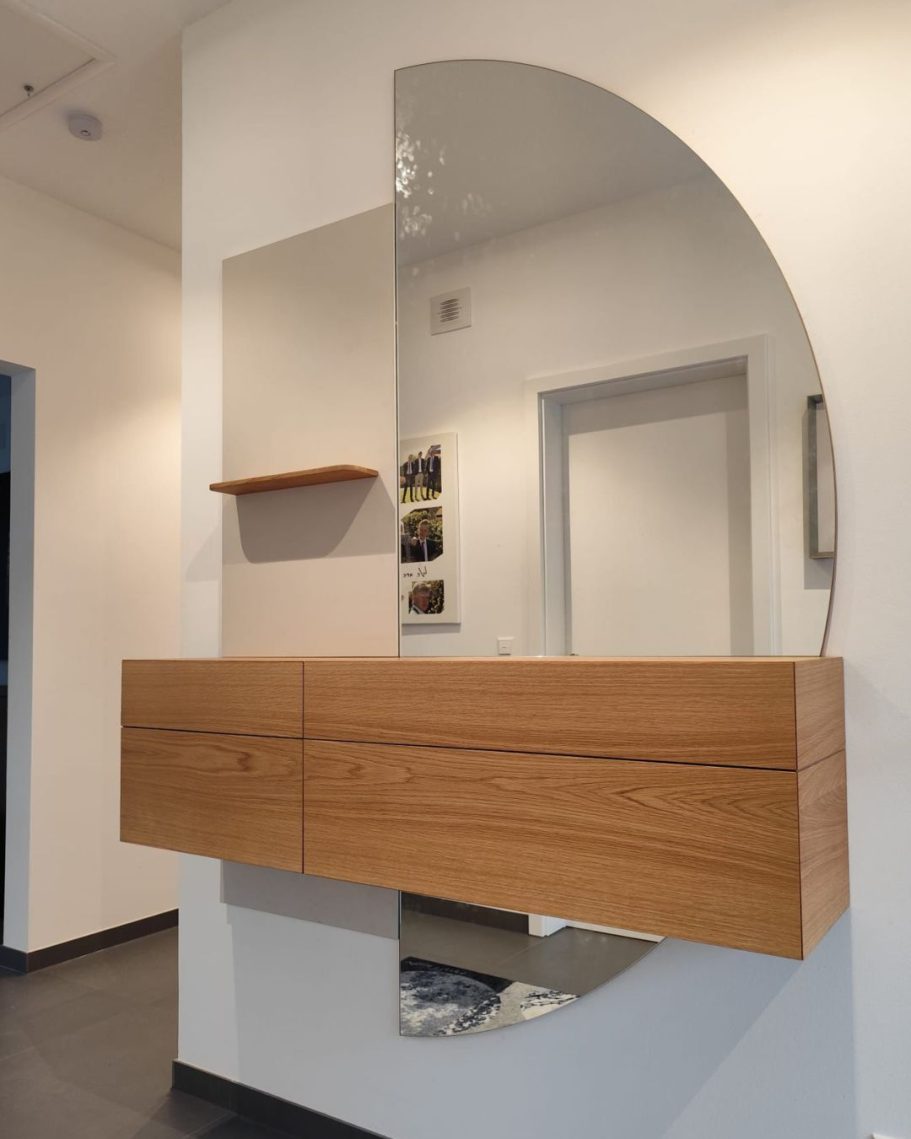 Sideboard mit halbkreisförmigem Spiegel Modernes Sideboard mit halbkreisförmigem Spiegel von der Schreinerei Kögel
