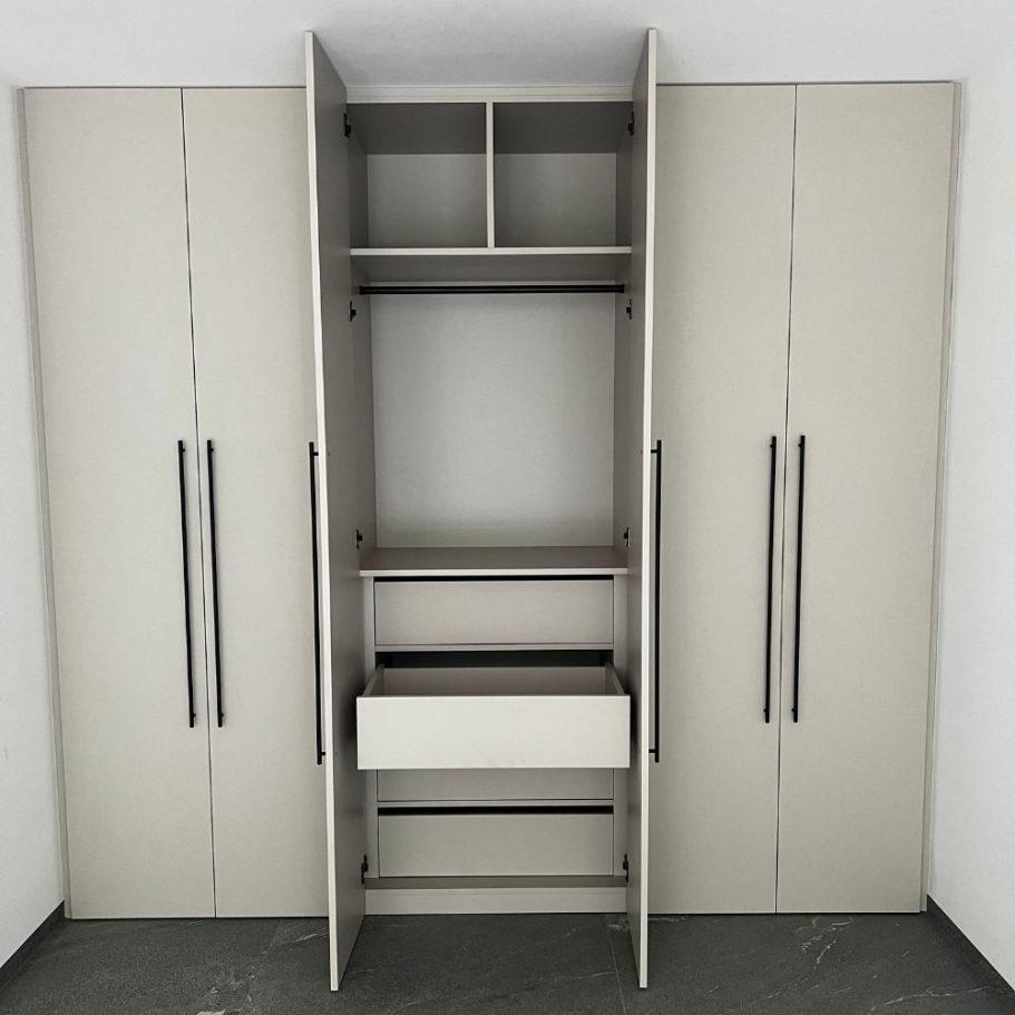 Kleiderschrank in Hellgrau – Individuelle Aufteilung Hellgrauer Kleiderschrank mit individueller Innenaufteilung von der Schreinerei Kögel
