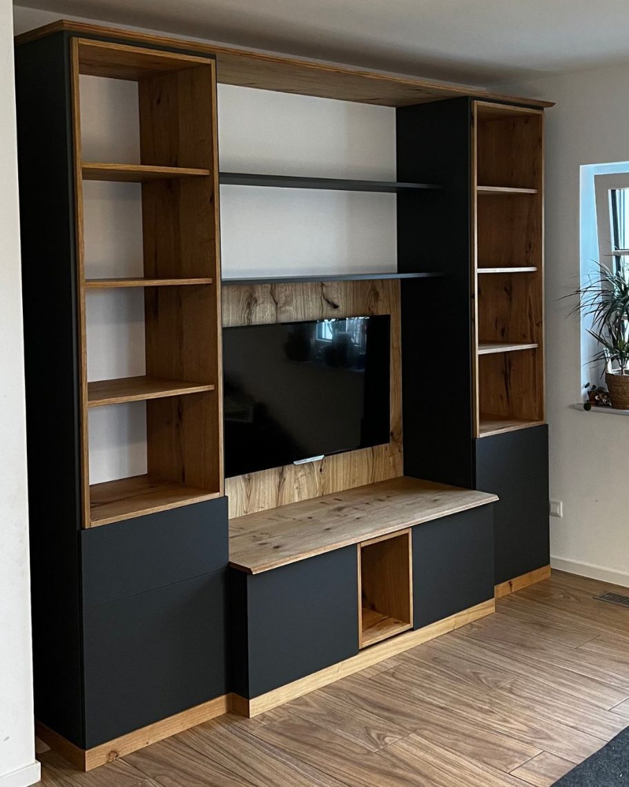 Wohnzimmerschrank – Anthrazit und Holz kombiniert“ Wohnzimmerschrank in Anthrazit und Holz von der Schreinerei Kögel