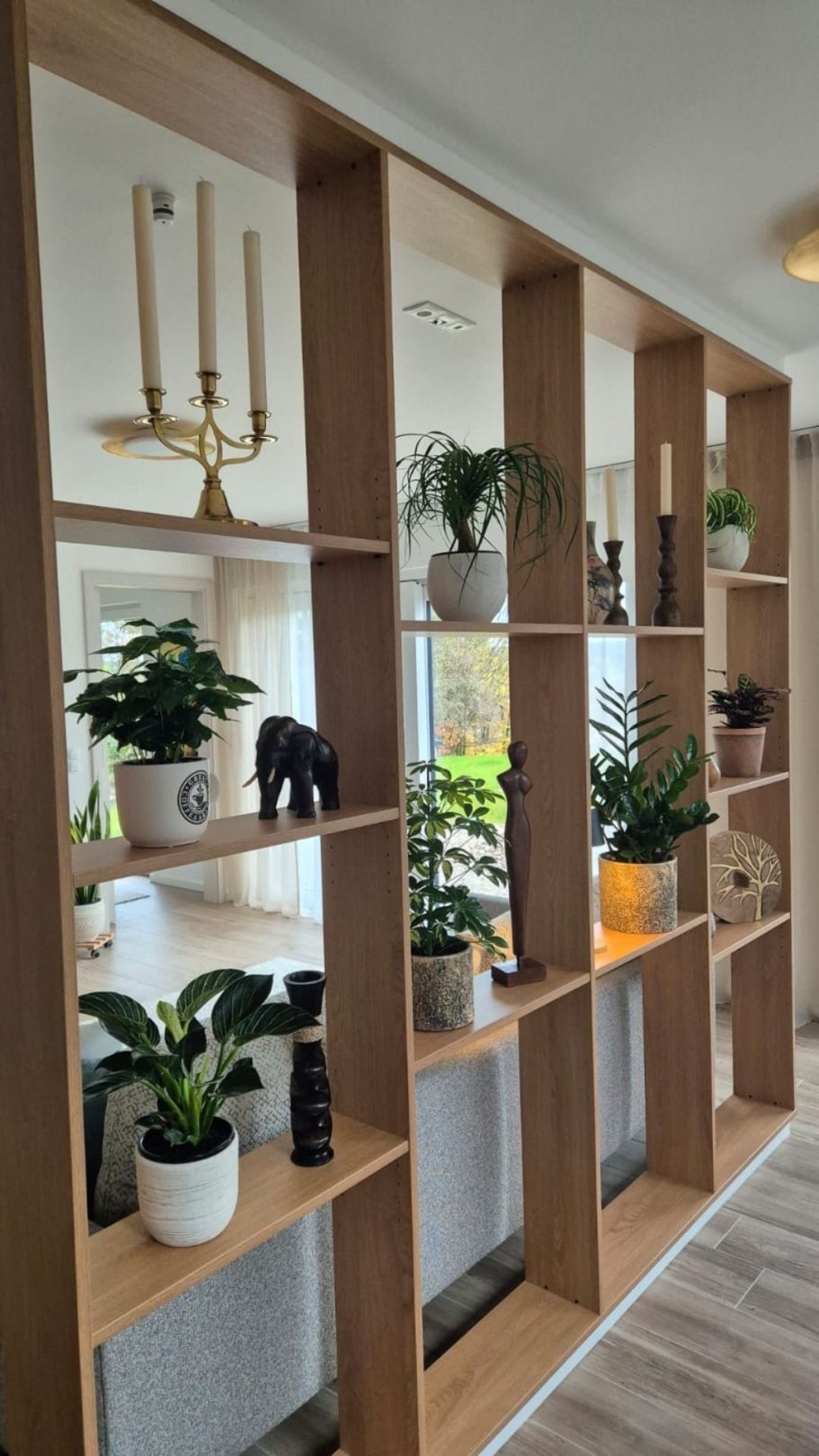 Offenes Regal als Raumtrenner – Möbel von der Schreinerei Kögel Offenes Regal als Raumtrenner im Wohnzimmer aus Holz von der Schreinerei Kögel.