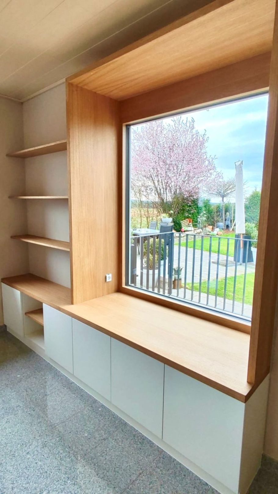 Eckfenster mit Einbauschrank – Holz und Weiß kombiniert Modernes Eckfenster mit maßgefertigtem Einbauschrank in Holz und Weiß