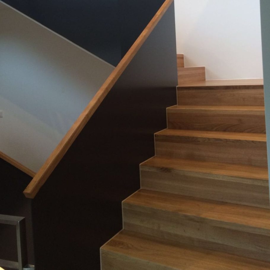 Holztreppe mit schwarzem Treppengeländer Holztreppe mit schwarzem Treppengeländer von der Schreinerei Kögel