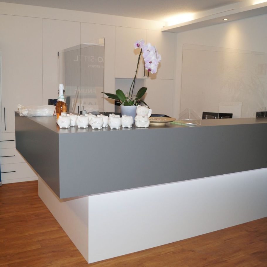 Empfangstresen Praxis – Schreinerei Kögel Empfangstresen aus Holz im Eingangsbereich einer Praxis