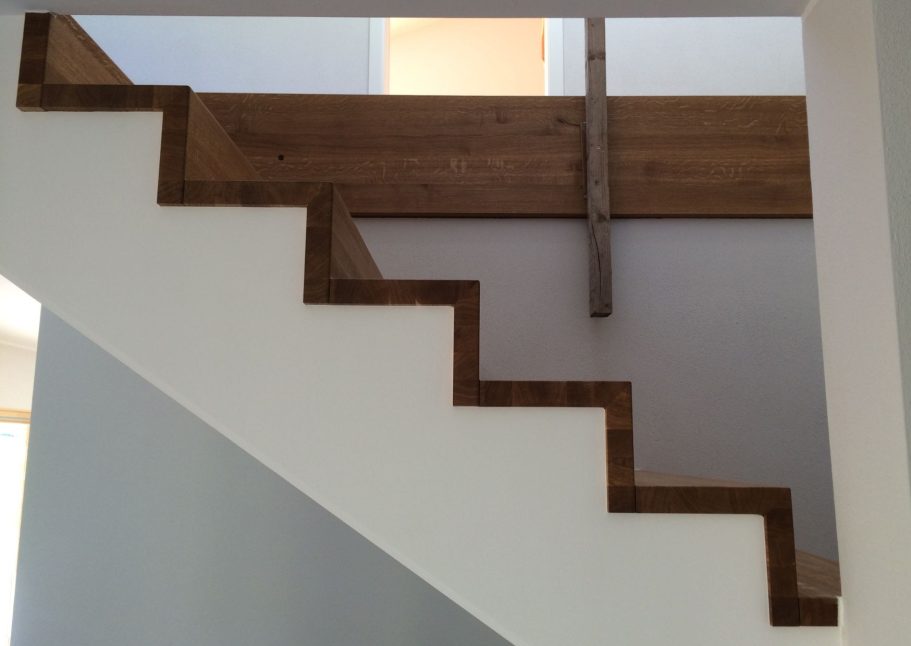 Seitenprofil Treppe – Weiß mit Holz Treppe mit weißem Seitenprofil und Holzverkleidung.