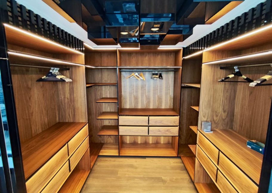 Ankleidezimmer – Holz mit dunklen Akzenten Ankleidezimmer aus Holz mit dunklen Akzenten