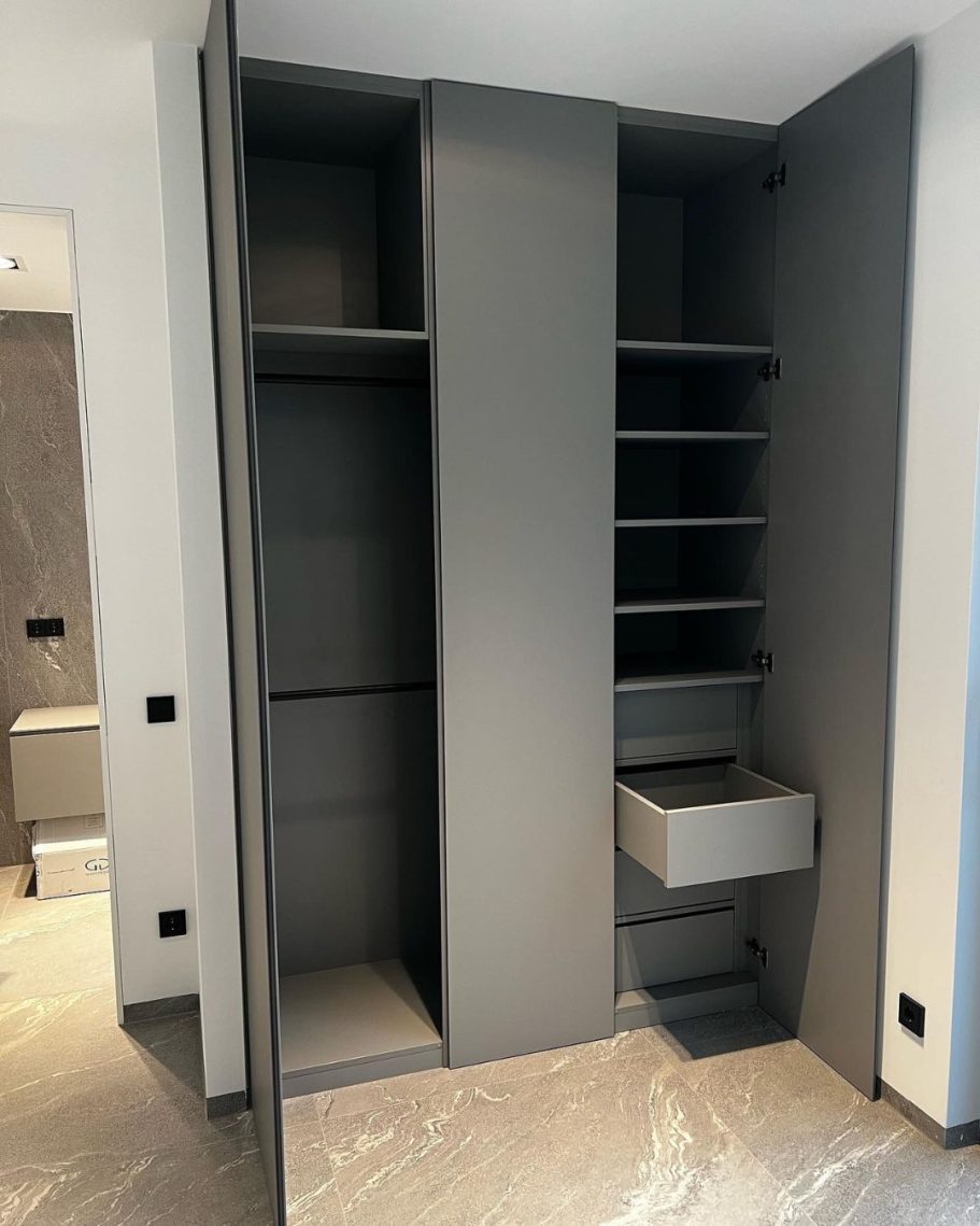 Einbauschrank grau – individuelle Aufteilung Einbauschrank in Grau mit individueller Aufteilung - Schreinerei Kögel