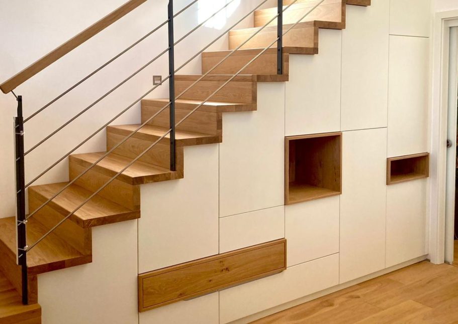Einbauschrank Treppe – Weiß mit Holzakzenten“ Einbauschrank unter der Treppe in Weiß mit Holzakzenten von der Schreinerei Kögel