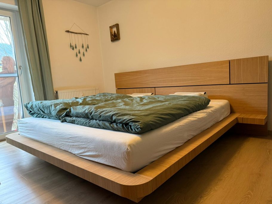 Massivholz Bett aus Eiche – Schwebende Optik Schwebendes Bett aus Eiche im Schlafzimmer von der Schreinerei Kögel.