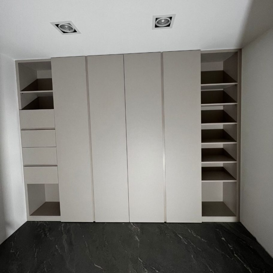 Einbauschrank modern – Weiß“ Durchdachter Einbauschrank in Weiß von der Schreinerei Kögel