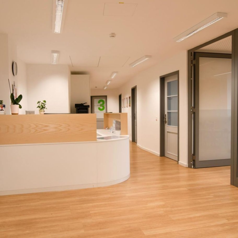 Empfangstresen Arztpraxis – Maßanfertigung Empfangstresen in einer Arztpraxis