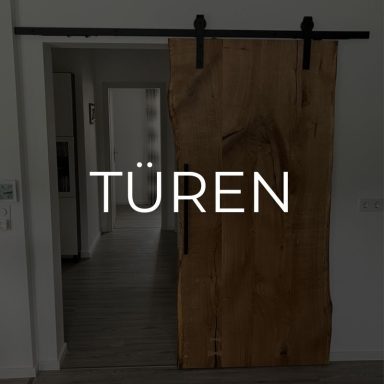 Türen von der Schreinerei Kögel Moderne Massivholz-Tür mit Baumkante und Scheunentorbeschlag von der Schreinerei Kögel.